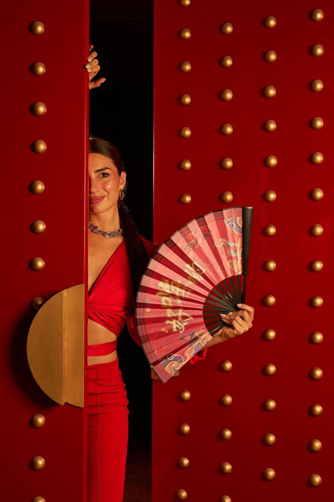 Renaissance Cairo Mirage City Hotel Exterior photo A woman holding a hand fan