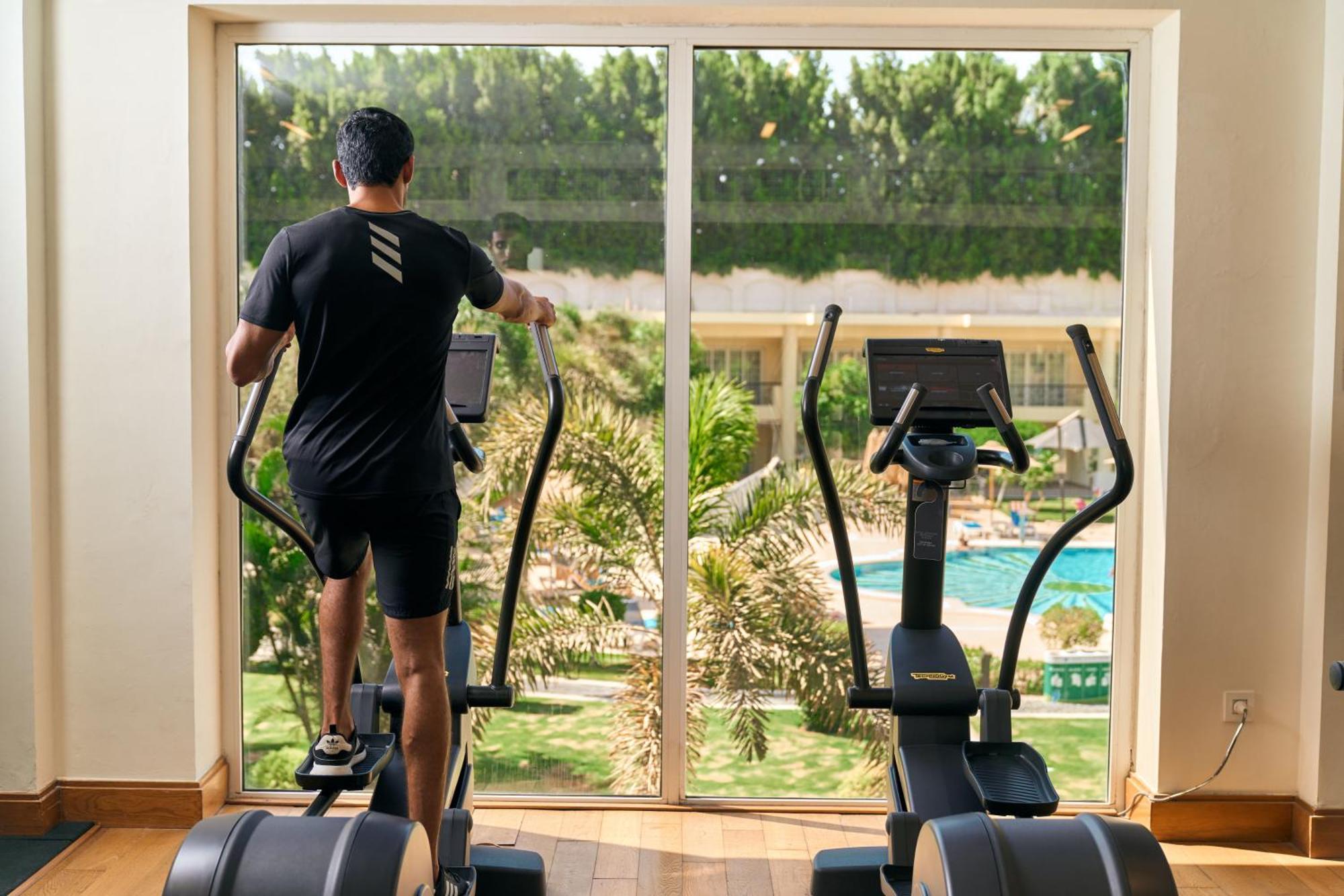 Renaissance Cairo Mirage City Hotel Exterior photo A man on an elliptical trainer