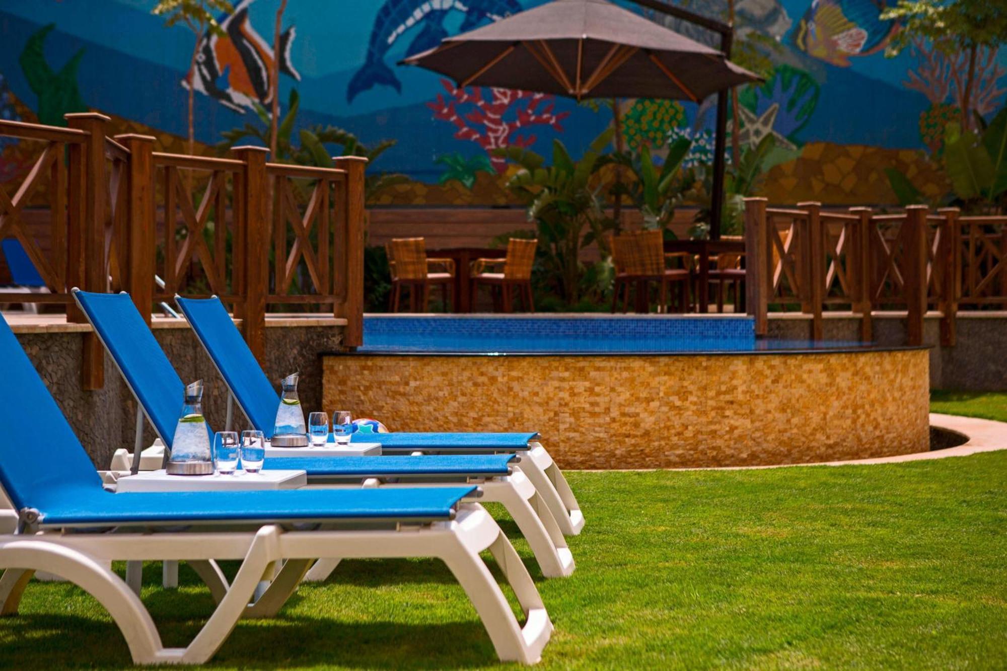 Renaissance Cairo Mirage City Hotel Exterior photo The pool at the hotel